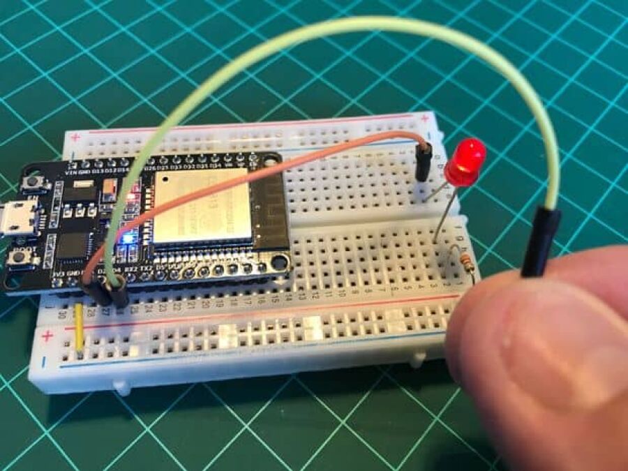 Imagem Páginas/03. Blog/Artigos/Brincando com o ESP32//led-piscando